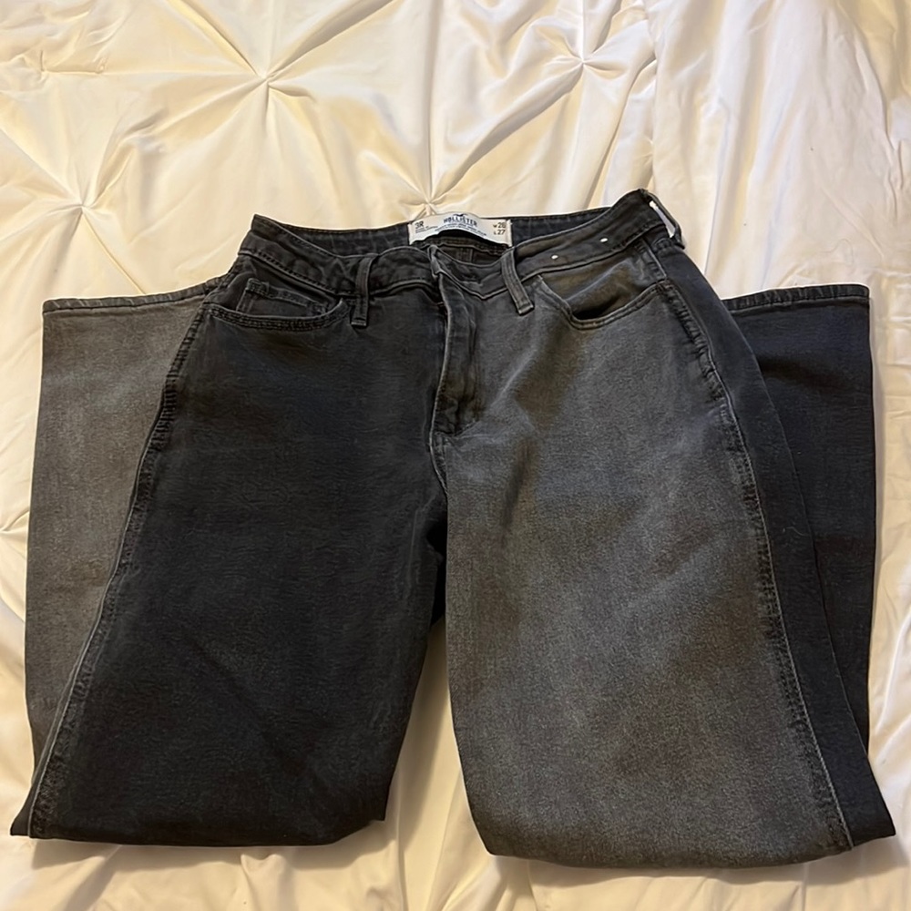 two different shades of black hollister mom jeans 🤍